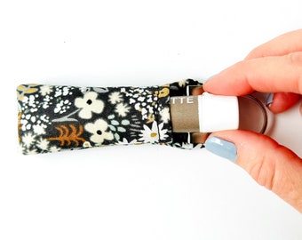 Portachiavi con balsamo per labbra / Tessuto floreale grigio prato di Rifle Paper Co.