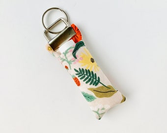 Portachiavi con balsamo per labbra / tessuto color crema Strawberry Fields di Rifle Paper Co.