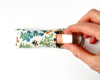 Portachiavi con balsamo per labbra / Rifle Paper Co. Menagerie Garden Cream, tessuto floreale