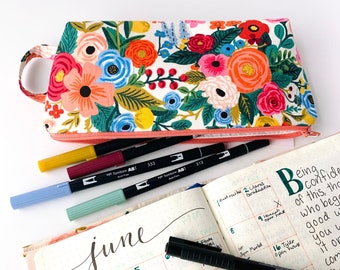 Astuccio portapenne floreale: tessuto per feste in giardino di Rifle Paper Co, astuccio per il trucco con cerniera