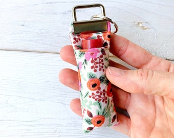 Portachiavi con balsamo per labbra floreale: portachiavi Rosa Blush di Rifle Paper Co.