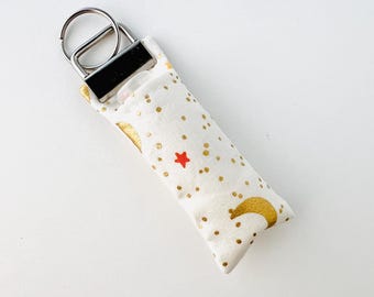 Portachiavi con balsamo per labbra / Tessuto Rifle Paper Co. con luna e stelle metallizzate in oro