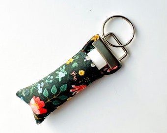 Portachiavi con balsamo per labbra / Tessuto floreale Hunter Green Bramble Fields di Rifle Paper Co.