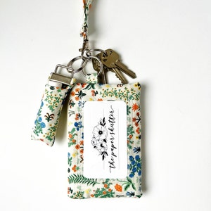 Cartera con cordón y/o identificación / Bolsa de tela floral color crema Menagerie Garden de Rifle Paper Co. / Bolsa para identificación, cordón, llavero o soporte para bálsamo labial