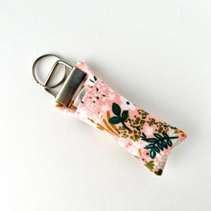 Sleutelhanger lippenbalsem | Rifle Paper Co. Meadow Pink-stof