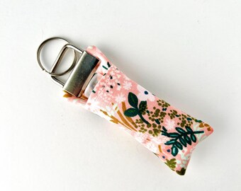 Portachiavi con balsamo per labbra / tessuto rosa prato di Rifle Paper Co.