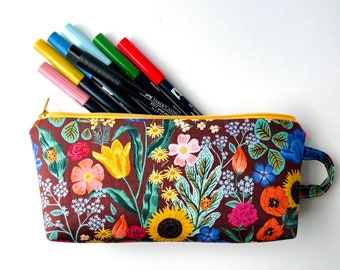 Astuccio portapenne Rifle Paper Co. Burgundy Blossom: astuccio per il trucco con cerniera