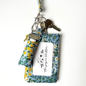 Cartera con cordón y/o identificación / Bolsa de identificación, cordón, llavero o soporte para bálsamo labial de tela con diseño floral azul Wildwood Garden de Rifle Paper Co.
