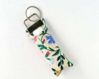 Portachiavi con balsamo per labbra / Tessuto con carta Rifle Co., crema floreale vintage, Aster da giardino