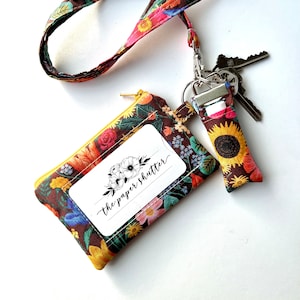 Cartera con cordón y/o identificación / Bolsa de identificación, cordón, llavero o soporte para bálsamo labial de tela floral burdeos Blossom de Rifle Paper Co.