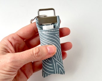 Portachiavi con balsamo per le labbra in tessuto grigio-blu