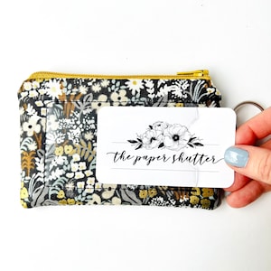 Cartera con cordón y/o identificación / Rifle Paper Co. Tela floral metalizada multicolor gris prado / Estuche para identificación, cordón, llavero o soporte para bálsamo labial