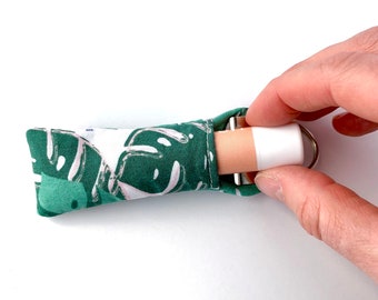 Portachiavi con balsamo per labbra / Stampa foglia di Monstera