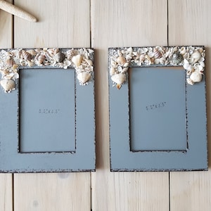 Peut inclure: Deux cadres photo gris avec une bordure de coquillages. Les cadres mesurent 5,5 x 3,5 pouces et 8,5 x 3,5 pouces.