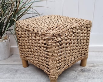 Otomano de mimbre cuadrado pequeño, taburete de mimbre de pastos marinos, salón de jardín, taburete de mimbre, decoración costera, decoración de la casa de playa