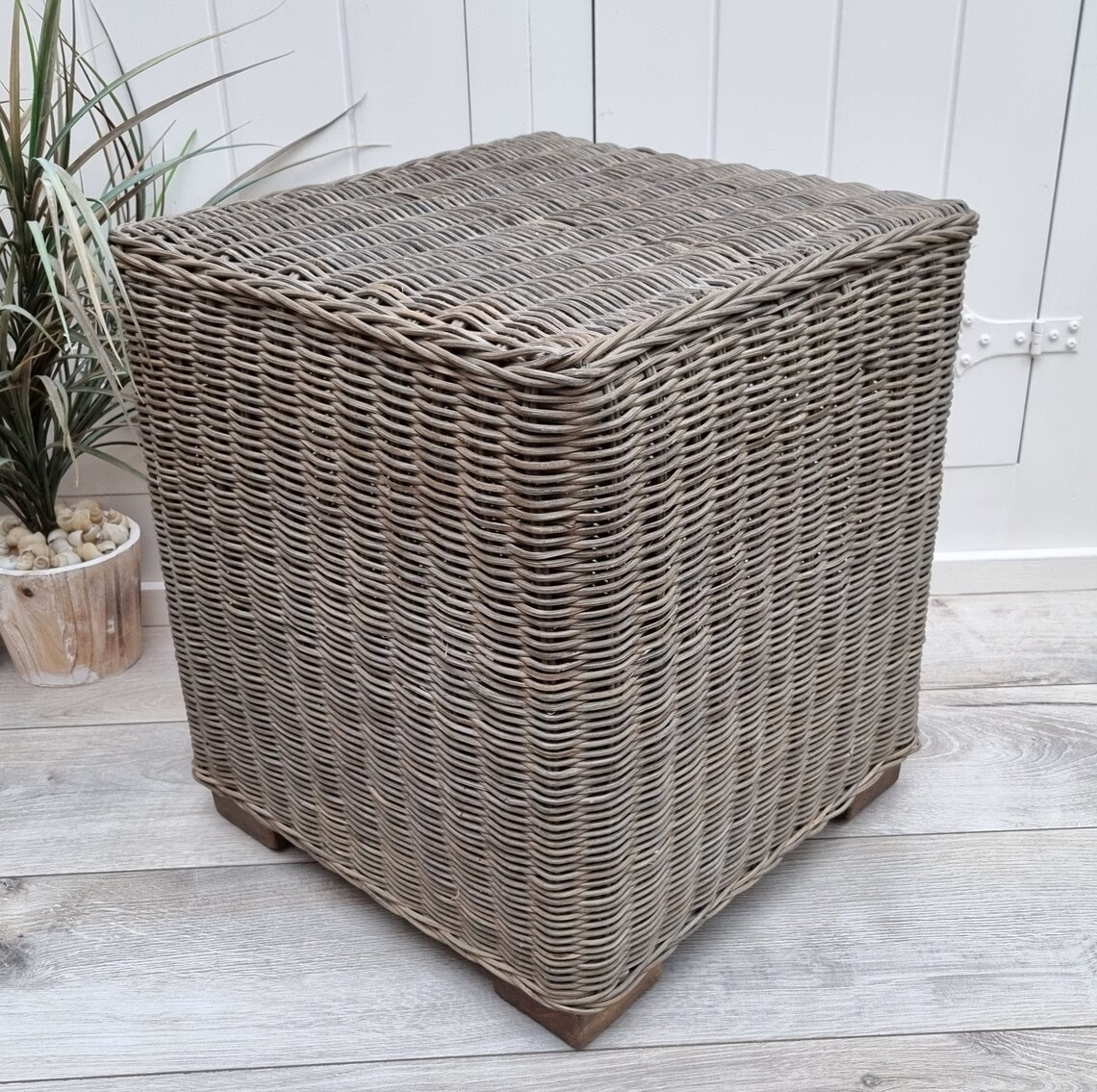 Square Wicker Ottoman, Bamboo Stool, Wicker Footstool, Lamp Table, Plant Stand, Side Table, Coastal Decor, Beach House Decor, foto 2 di 5