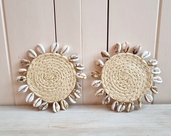 2 Korb untersetzer mit Kauri Muscheln, Küsten untersetzer, Dekoratives Untersetzerset, Gewebtes Untersetzer, Küstendekor, Boho Dekor