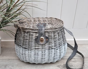 Cesto di vimini grigio e bianco, cestino da picnic, cestino di vimini con coperchio, cesto, arredamento costiero, arredamento per la casa sulla spiaggia