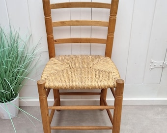 Sedia vintage in legno per bambini con seduta in giunco