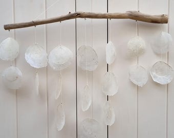 Campanello eolico a conchiglia Capiz, decorazione da parete Capiz, decorazione da parete costiera, mobile a conchiglia Capiz, campanello eolico bianco, decorazione da spiaggia, decorazione costiera