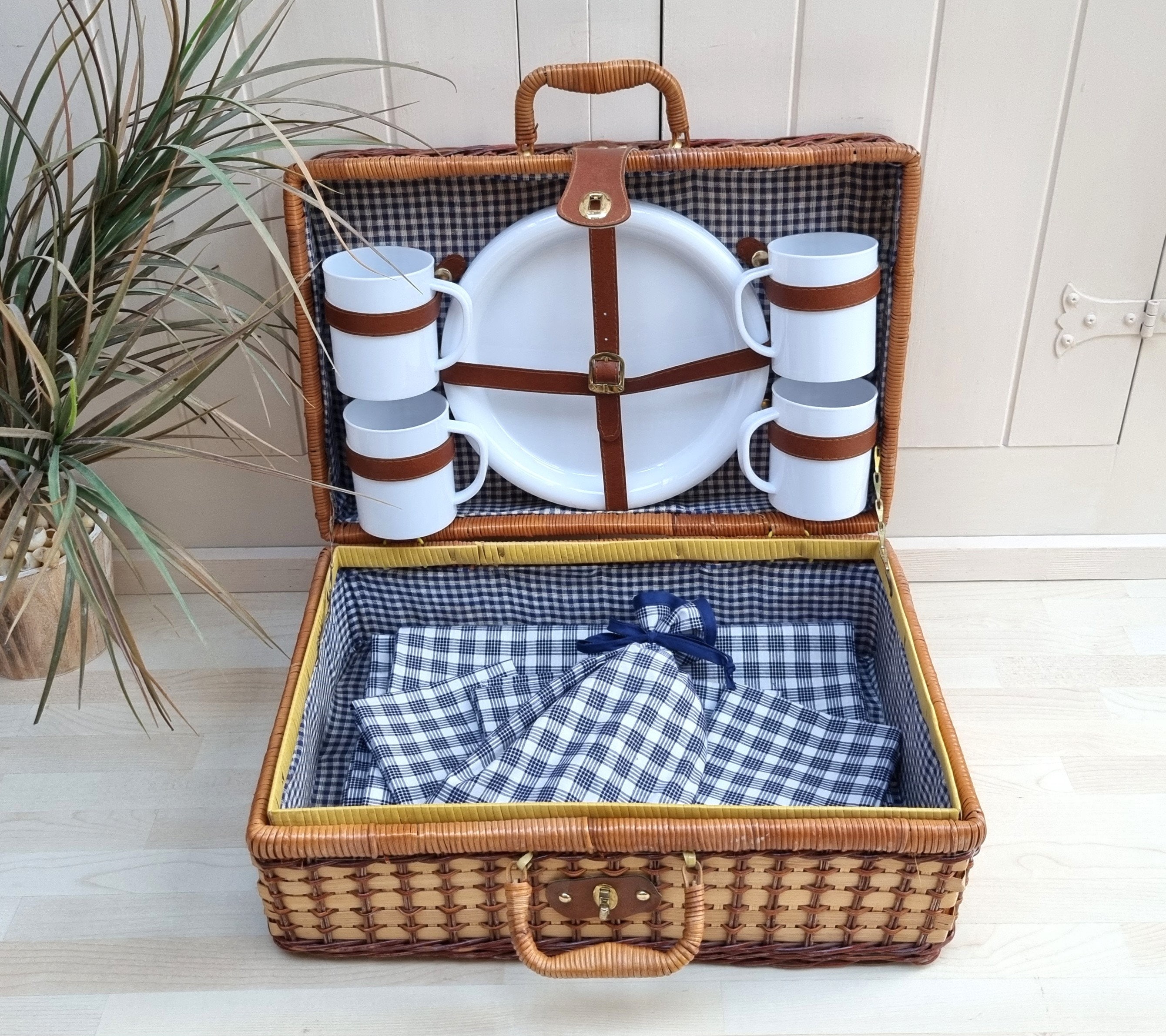 Vintage picnic deals basket