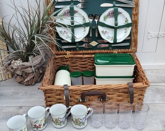 Cestino da picnic vintage britannico 'Amberley' con Cina originale, cestino da picnic completo per 4, piatti in ceramica, cestino di vimini, cesto, regalo di nozze