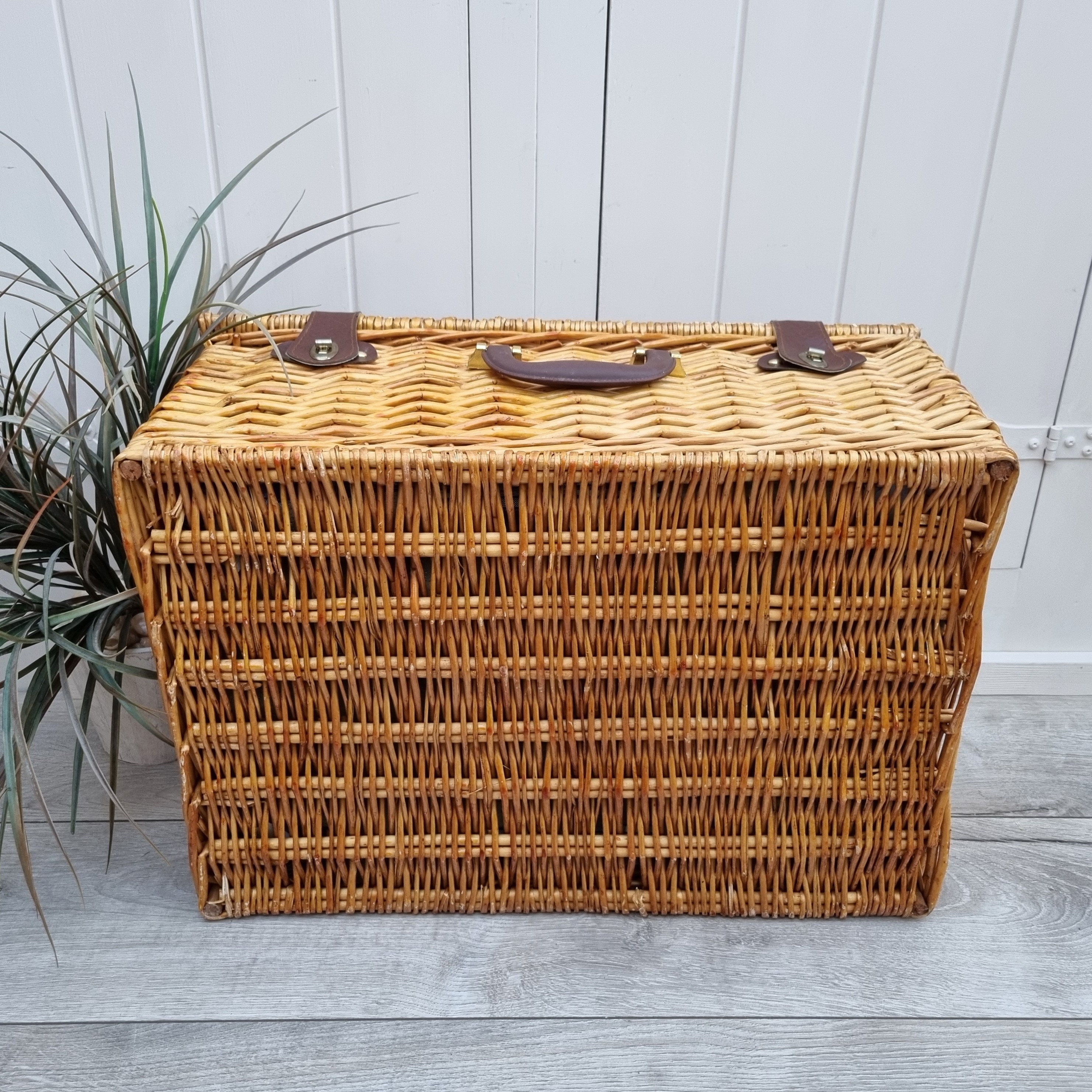 Vintage Wicker Picnic Basket, Complete Picnic Basket, Picnic