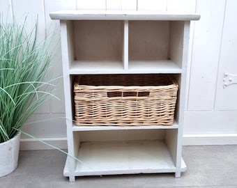 Credenza vintage in legno con cassetto in vimini, organizer da cucina