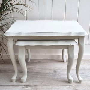 Vintage Off White Wood Nesting Tables, Queen Anne Style, Set di 2 tavolini, Oggettistica per la casa, Tavolo delle piante, Set da tavolo lampada, Stile vittoriano