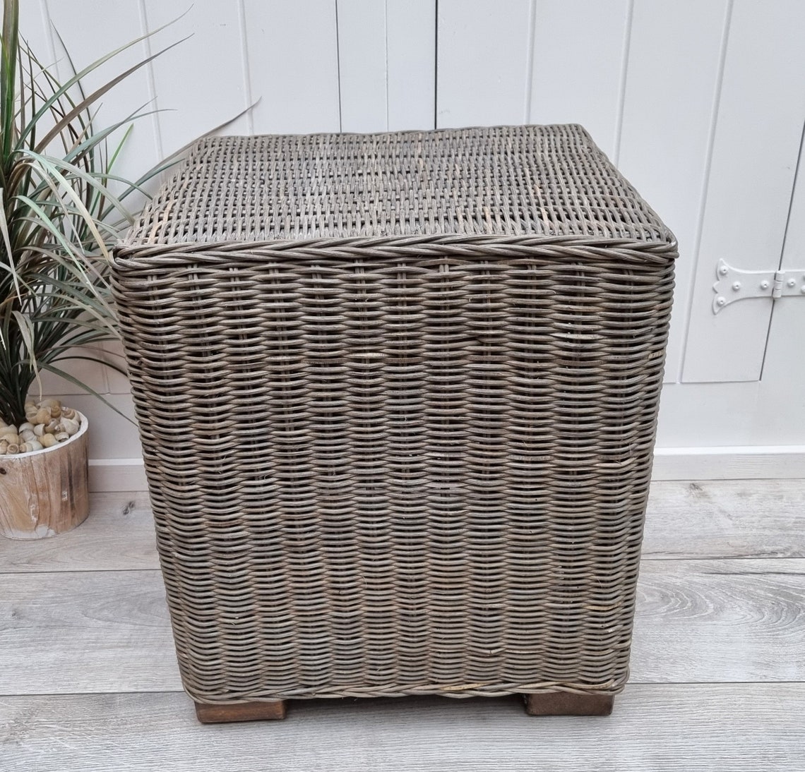 Square Wicker Ottoman, Bamboo Stool, Wicker Footstool, Lamp Table, Plant Stand, Side Table, Coastal Decor, Beach House Decor, foto 3 di 5