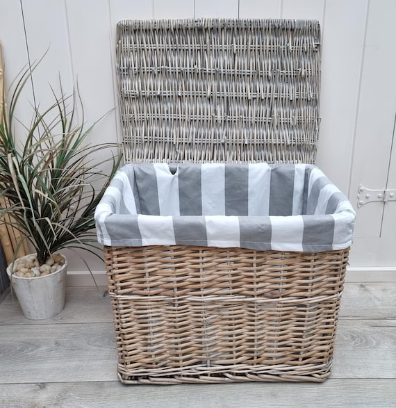 グレーの籐ランドリーバスケット、蓋付き籐バスケット、縞模様の裏地