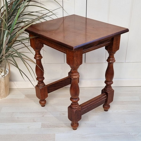 Table d'appoint en bois du milieu du siècle, pieds tournés, table de plante, table d'extrémité, table de lampe, décor à la maison