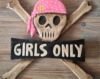 Letrero de calavera pirata solo para niñas, colgante de puerta con calavera y huesos cruzados, letrero de Halloween, regalo para niña, decoración de habitación infantil, regalo para amantes de los piratas.