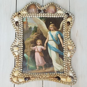 Wunderschöner Schutzengel im Muschelrahmen, Der Heilige Schutzengel mit Mädchen, Muschelrahmen, Religiöse Kunst