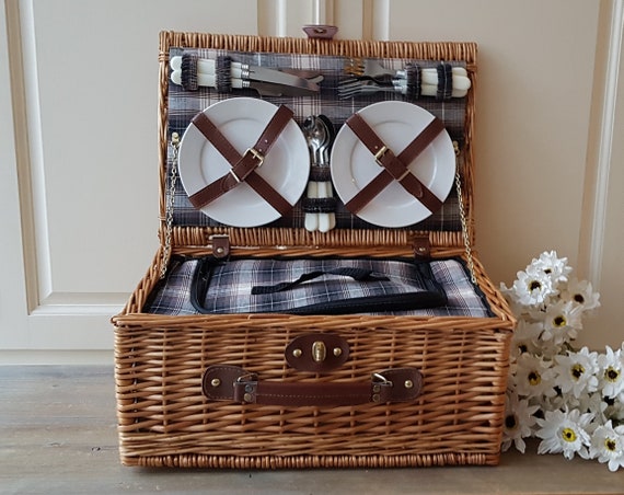 Beautiful insulated wicker picnic basket, Rattan p