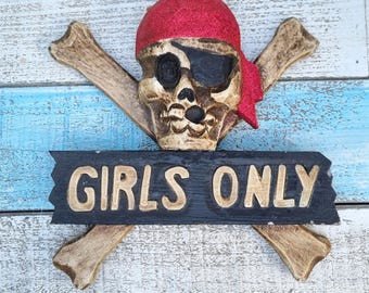 Letrero de calavera pirata solo para niñas, colgante de puerta con calavera y huesos cruzados, letrero de Halloween, regalo para niña, decoración de habitación infantil, regalo para amantes de los piratas.