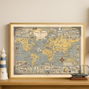 Könnte beinhalten: Eine gerahmte Vintage-Weltkarte mit dem Titel "World Wonders: A Pictorial Map". Die Karte hat einen hellblauen Hintergrund mit gelben Kontinenten und Illustrationen von Wahrzeichen. Ein dekorativer Leuchtturm und ein Schiff in einer Flasche stehen auf dem Regal.