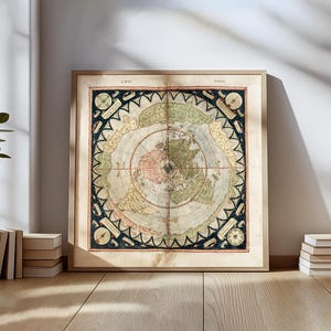 Könnte beinhalten: Ein gerahmter Vintage-Karten-Druck mit einem kreisförmigen Design, das eine detaillierte Darstellung der Welt zeigt. Die Karte ist in Beige-, Grün- und Rottönen gehalten, mit Text in den oberen Ecken. Der Rahmen ist hellbraun.