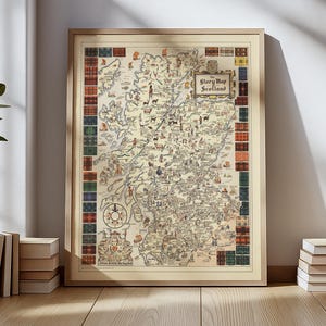 Könnte beinhalten: Gerahmte Vintage-Karte von Schottland mit dem Titel "Story Map Scotland", die Illustrationen von Sehenswürdigkeiten und kulturellen Elementen zeigt. Die Karte ist von Tartanmustern in verschiedenen Farben umgeben und in einem hellen Holzrahmen gefasst.