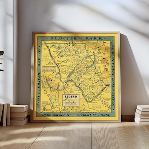 Może przedstawiać: Oprawiona mapa Glacier Park w stylu vintage, z żółtym tłem i zielonymi i czarnymi tekstami i ilustracjami. Mapa zawiera tekst "A Hysterical Map of Glacier Park" i "Here You See It... Without a Horse."