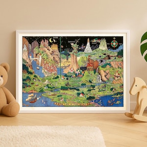 Könnte beinhalten: Eine gerahmte, farbenfrohe Karte mit dem Titel "Das Land der Fantasie". Die Karte zeigt skurrile Illustrationen von Burgen, Brücken und einem Segelschiff, mit einem Nachthimmel und einem Halbmond. Das Kunstwerk ist in einem weißen Rahmen gerahmt.