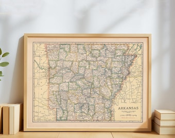 Könnte beinhalten: Gerahmte Vintage-Karte von Arkansas mit detaillierten geografischen Informationen. Die Karte befindet sich in einem hellen Holzrahmen, wobei der Staatsname deutlich angezeigt wird. Die Farben der Karte umfassen Beige, Grün und Braun.