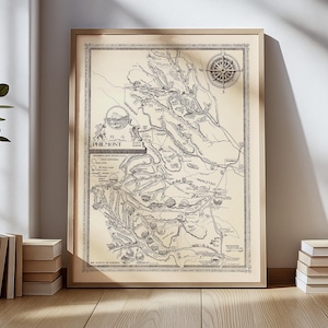 Könnte beinhalten: Gerahmter Vintage-Karten-Druck von Philmont Scout Ranch, mit detaillierten topografischen Linien, einer Windrose und dem Text "Philmont". Die Karte ist in Beige- und Grautönen gehalten und hat einen dekorativen Rahmen.