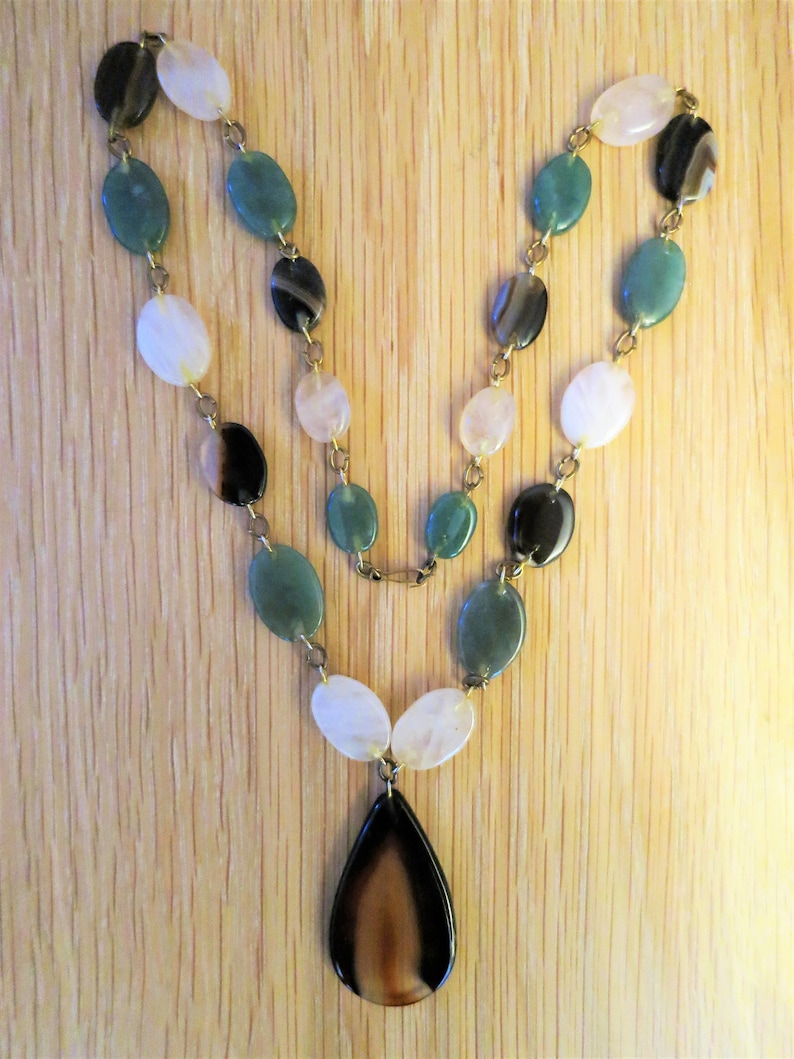 A vintage 1960s agate stone pendant necklace