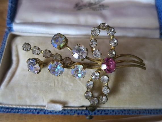 A vintage diamond and ruby paste gold tone brooch - image 4