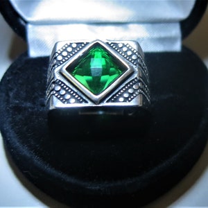 An unusual vintage 925 Sterling Silver & emerald paste designer ring