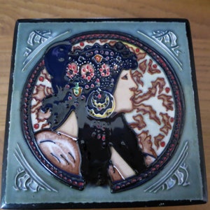 Een mooie vintage Russische lak/houten kist in art-nouveaustijl