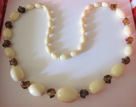 Collier Art Déco En Celluloïd Beige Strié - Pendentif Perles - Occasion