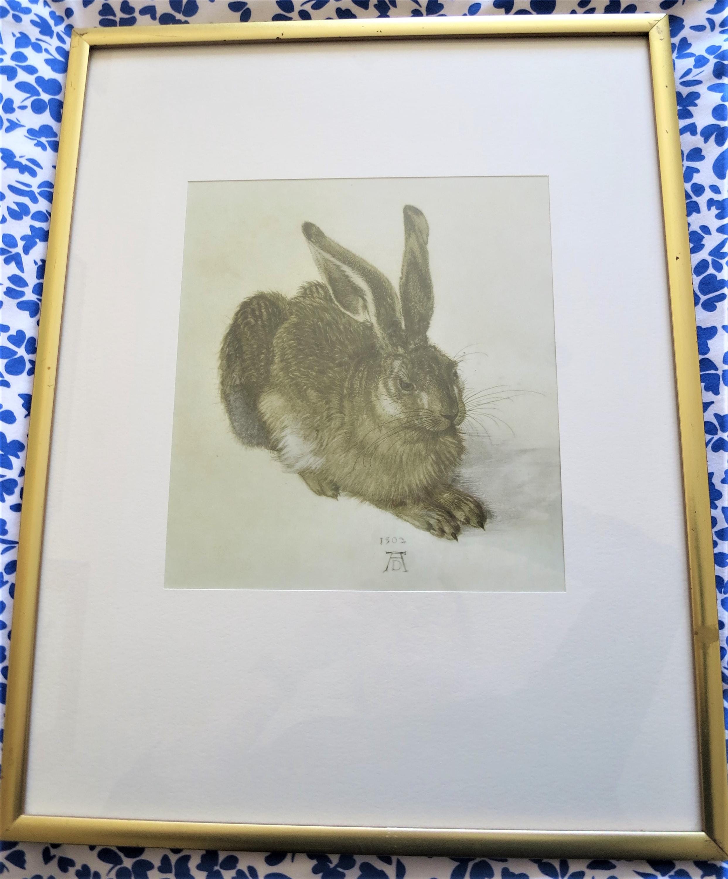 アルブレヒト・デューラーの若い野ウサギの絵画を金色の額縁に収めた