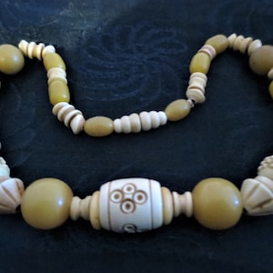 A vintage French Art Deco Galalith & Celluloid bead choker necklace